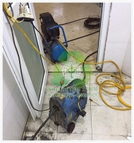 Thông cống nghẹt bằng máy lò xo chuyên dụng