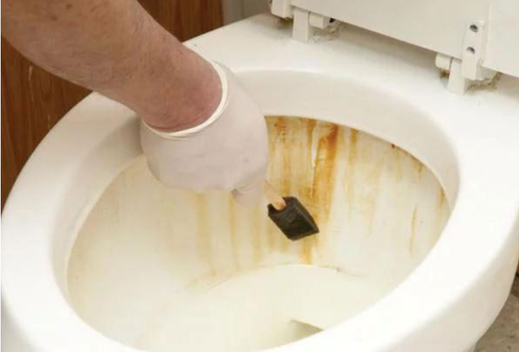 15 c&aacute;ch tẩy trắng bồn cầu bị đen, ố v&agrave;ng l&acirc;u ng&agrave;y hiệu quả