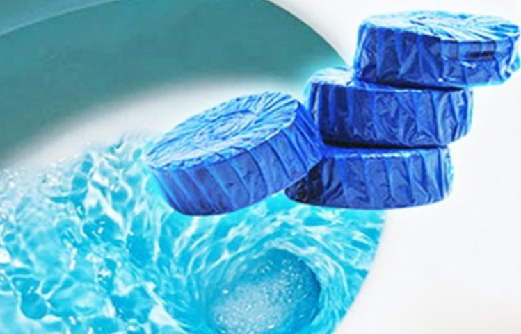 D&ugrave;ng vi&ecirc;n tẩy bồn cầu để tẩy trắng vết ố v&agrave;ng