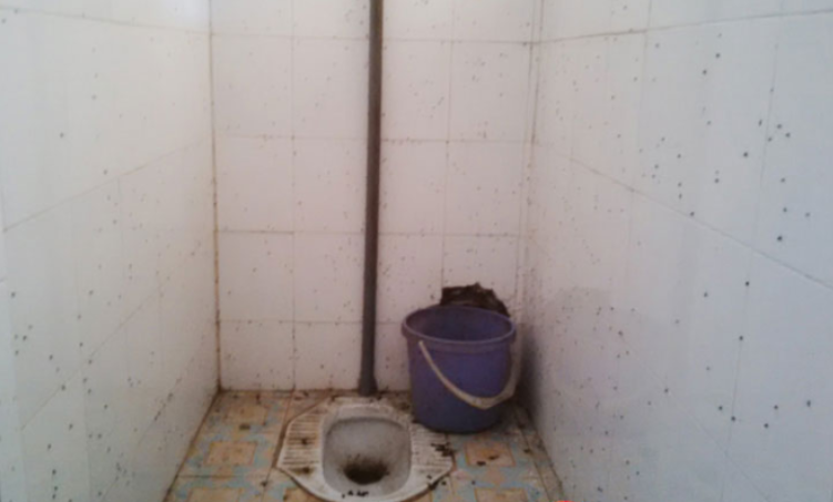 Nh&agrave; vệ sinh, bồn cầu kh&ocirc;ng được cọ rửa thường xuy&ecirc;n sẽ xuất hiện mảng b&aacute;m