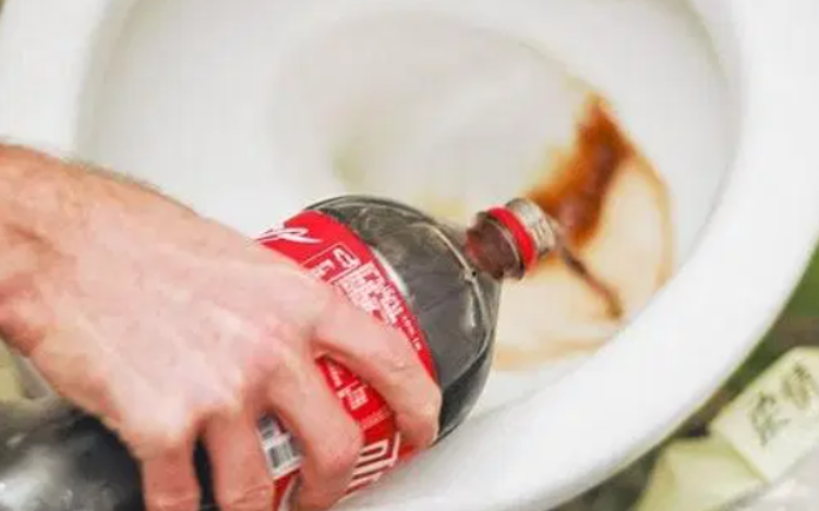 Sử dụng Cocacola để tẩy trắng bồn cầu