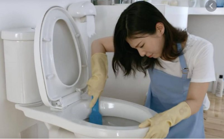 Sử dụng dịch vụ tẩy rửa bồn cầu uy t&iacute;n v&agrave; chất lượng