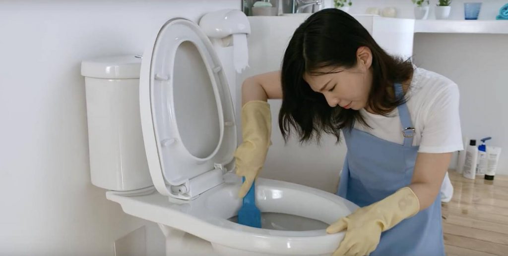 Tẩy rửa bồn cầu bằng dung dịch tẩy chuy&ecirc;n dụng để tr&aacute;nh bị đen, ố v&agrave;ng