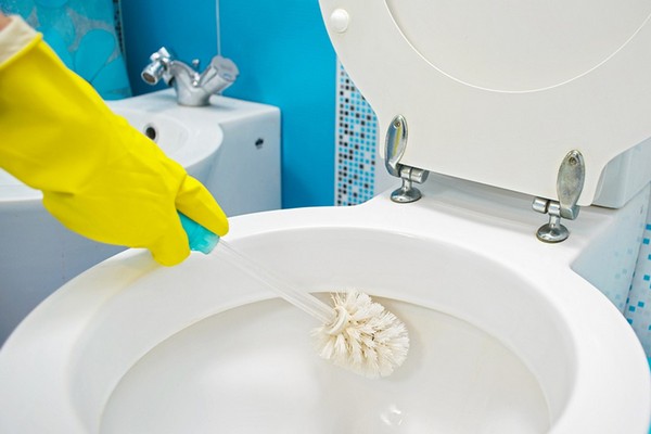 C&oacute; nhiều nguy&ecirc;n nh&acirc;n l&agrave;m bồn cầu nhanh bị ố v&agrave;ng