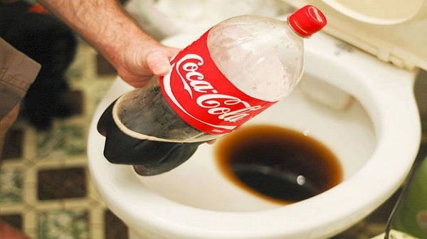 D&ugrave;ng coca l&agrave;m trắng bồn cầu