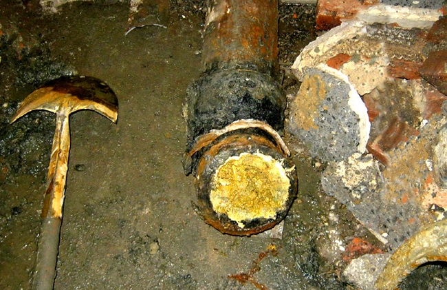 Cống tho&aacute;t nước cũng c&oacute; thể bị tắc do qu&aacute; cũ