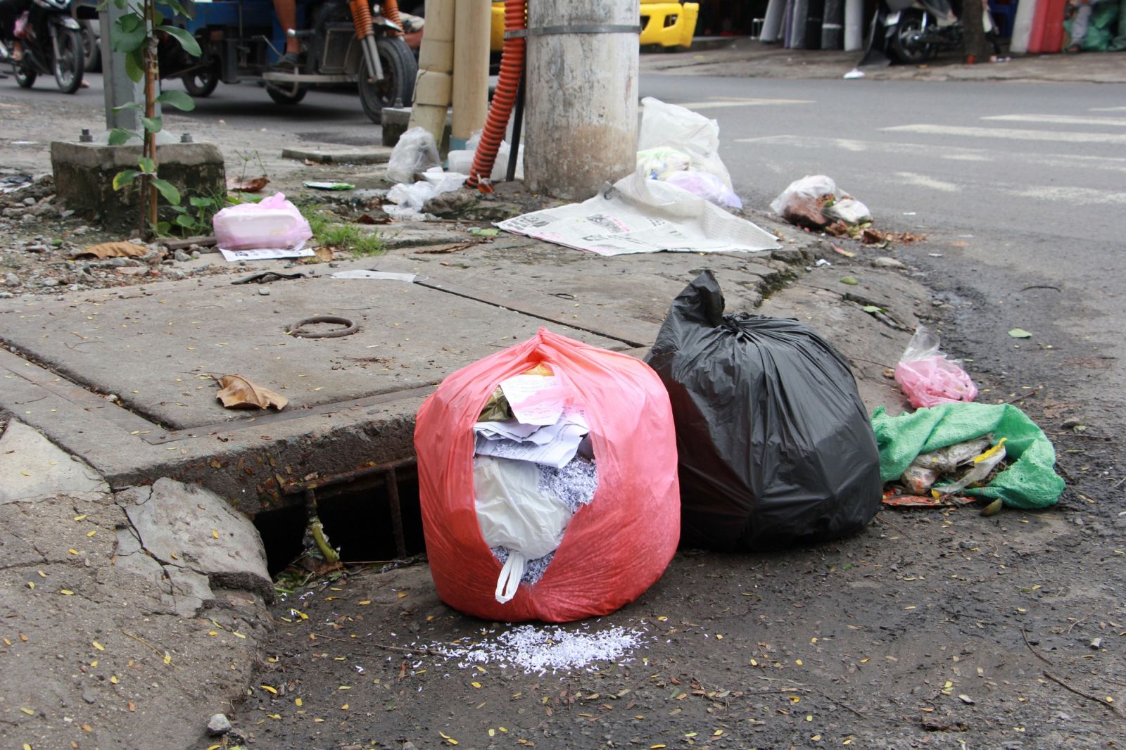R&aacute;c thải sinh hoạt l&agrave; một trong những nguy&ecirc;n nh&acirc;n tắc cống kh&oacute; giải quyết