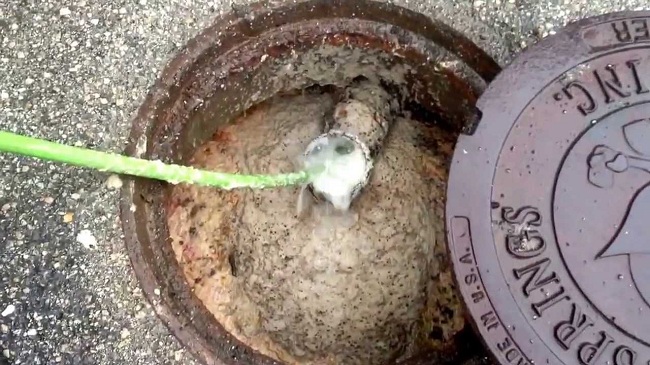 Dầu mỡ l&agrave;m tắc nghẽn cống sinh hoạt