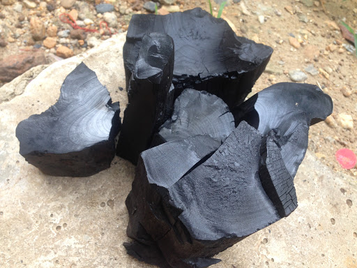 Than củi kh&ocirc; h&uacute;t đi những vi khuẩn g&acirc;y ẩm trong kh&ocirc;ng kh&iacute;