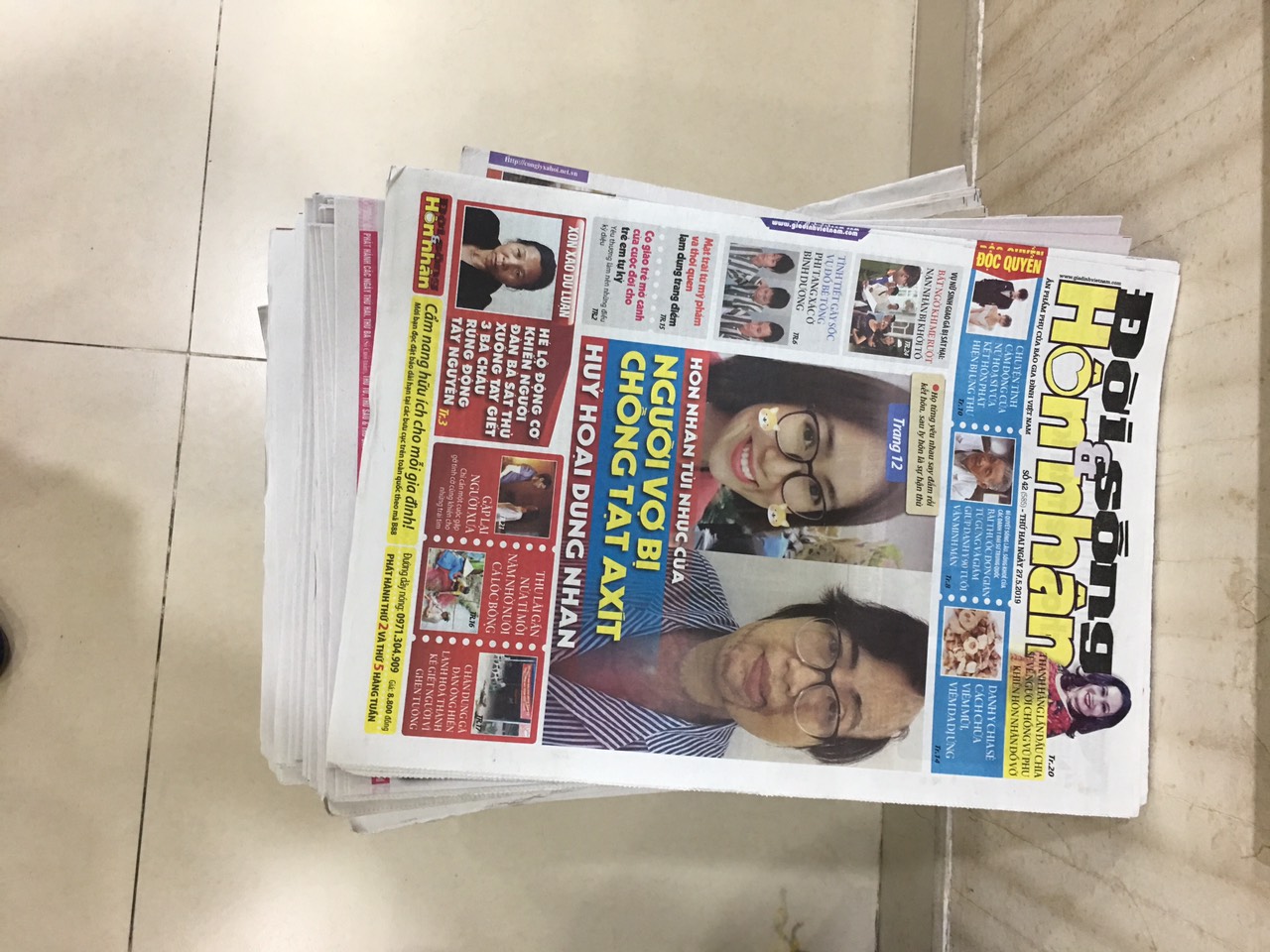 Đốt b&aacute;o cũ l&agrave;m giảm m&ugrave;i h&ocirc;i ở toilet hiệu quả