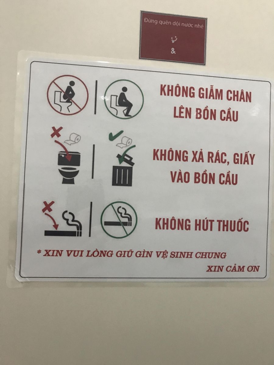 Tấm biển kh&ocirc;ng bỏ r&aacute;c v&agrave;o bồn cầu được d&aacute;n ở nhiều nh&agrave; vệ sinh c&ocirc;ng cộng ở nước ta