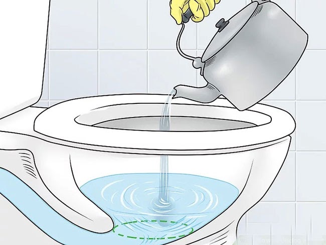 Th&ocirc;ng bồn cầu bằng nước s&ocirc;i