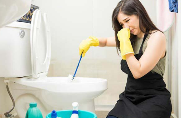 Kh&ocirc;ng thường xuy&ecirc;n cọ rửa l&agrave; nguy&ecirc;n nh&acirc;n khiến nh&agrave; vệ sinh xuất hiện m&ugrave;i h&ocirc;i