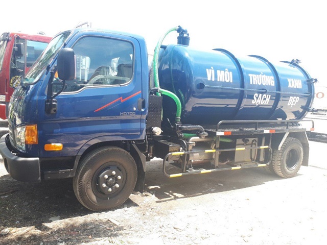 Qu&aacute; tr&igrave;nh thi c&ocirc;ng r&uacute;t hầm cầu của c&ocirc;ng ty Quốc H&ugrave;ng