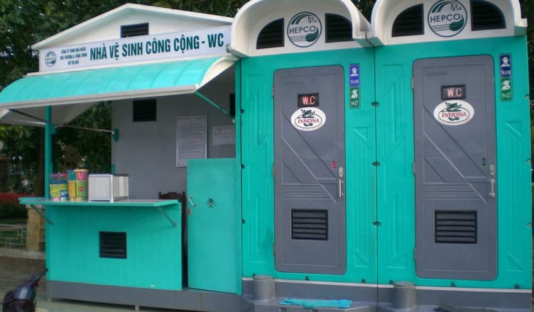 Nh&agrave; vệ sinh c&ocirc;ng cộng phải dễ nh&igrave;n thấy