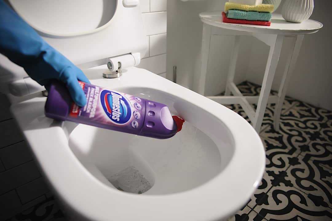 N&ecirc;n tẩy sạch bụi bẩn trước khi d&ugrave;ng miếng d&aacute;n