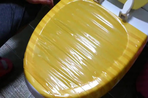 Miếng d&aacute;n phải d&aacute;n k&iacute;n miệng bồn cầu để tr&aacute;nh kh&ocirc;ng kh&iacute; lọt v&agrave;o