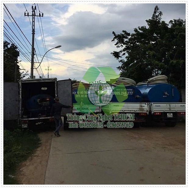 Nh&acirc;n vi&ecirc;n thi c&ocirc;ng h&uacute;t hầm cầu ở Hậu Giang